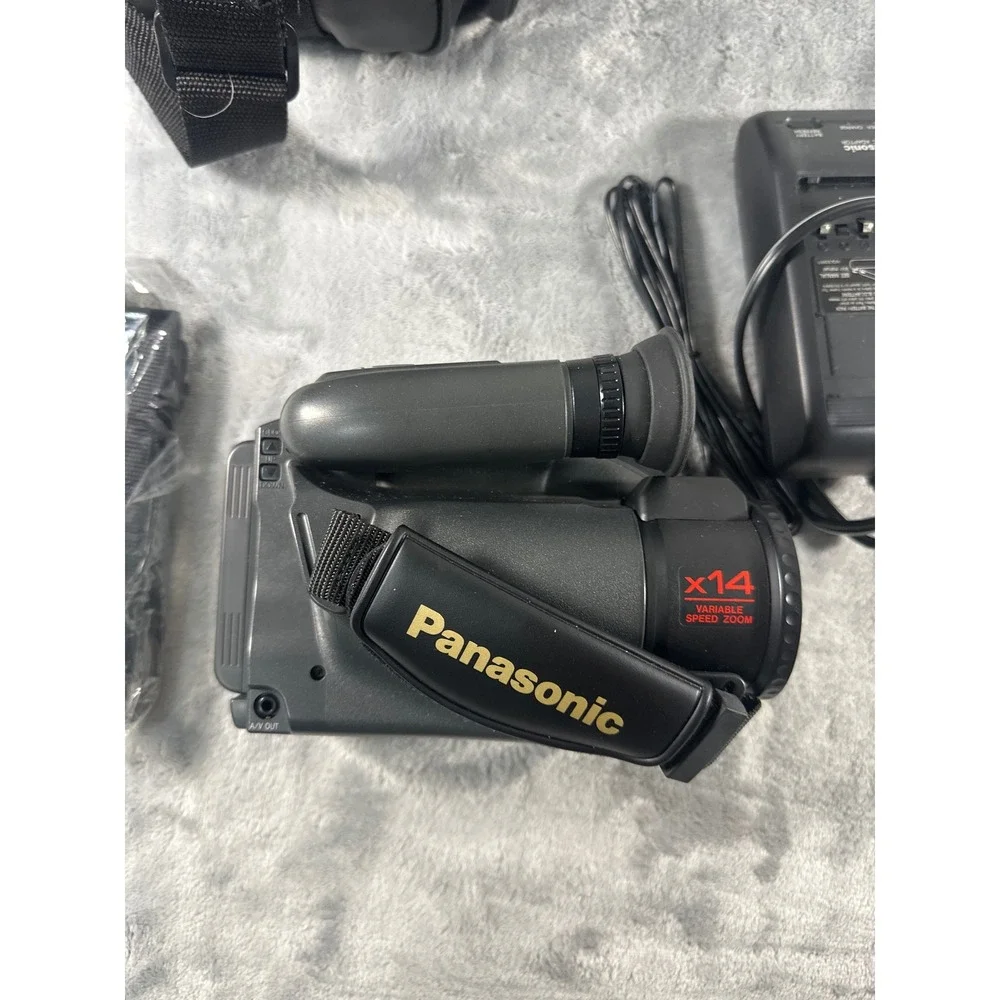 Panasonic Palmcorder IQ PV-IQ205 VHSC Camcorder x14 Zoom Bundle with Case Manual